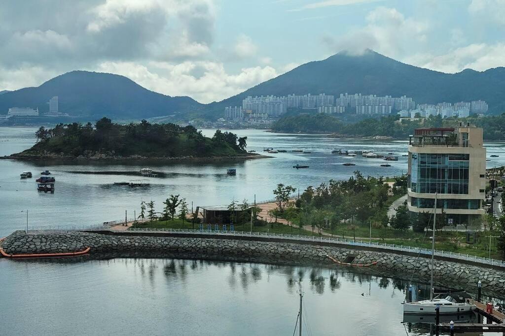 The Castle Ocean Marina Double Suite Йосу Экстерьер фото