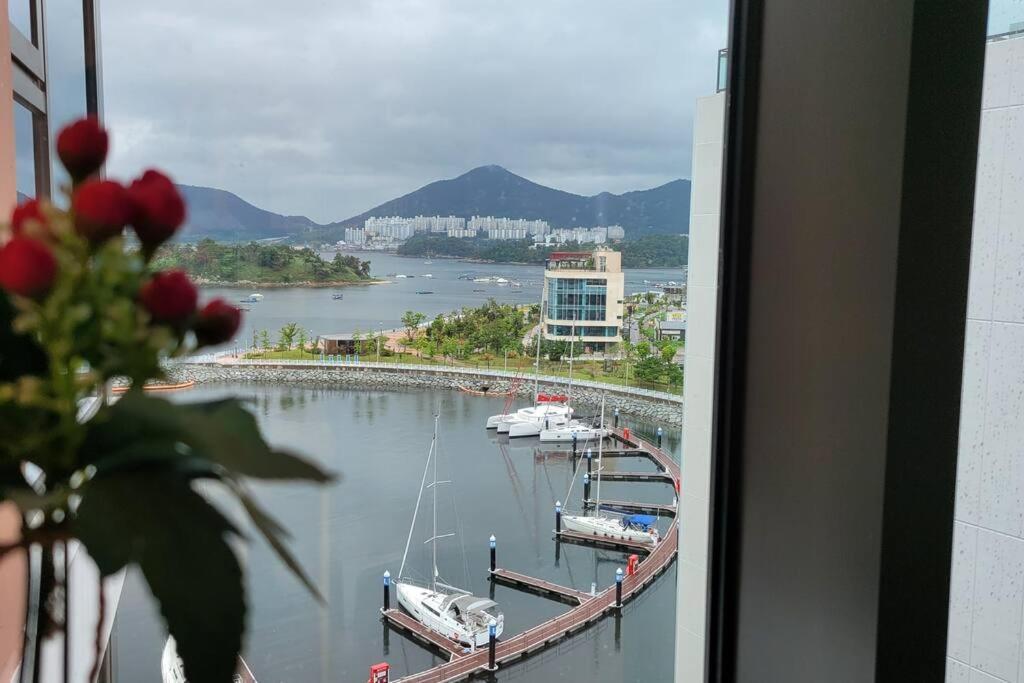 The Castle Ocean Marina Double Suite Йосу Экстерьер фото